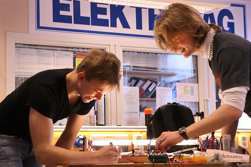 Elever på elektro og datateknologi som arbeider  - Klikk for stort bilde