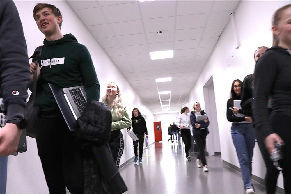 Elever i gangen - Klikk for stort bilde