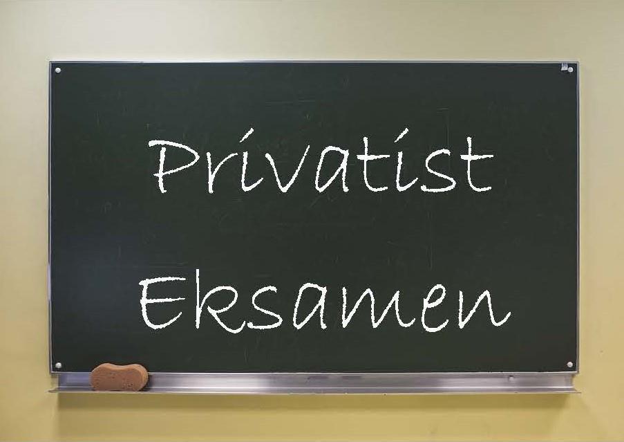 Illustrasjon av tavle der det står "privatisteksamen" med kritt. - Klikk for stort bilde