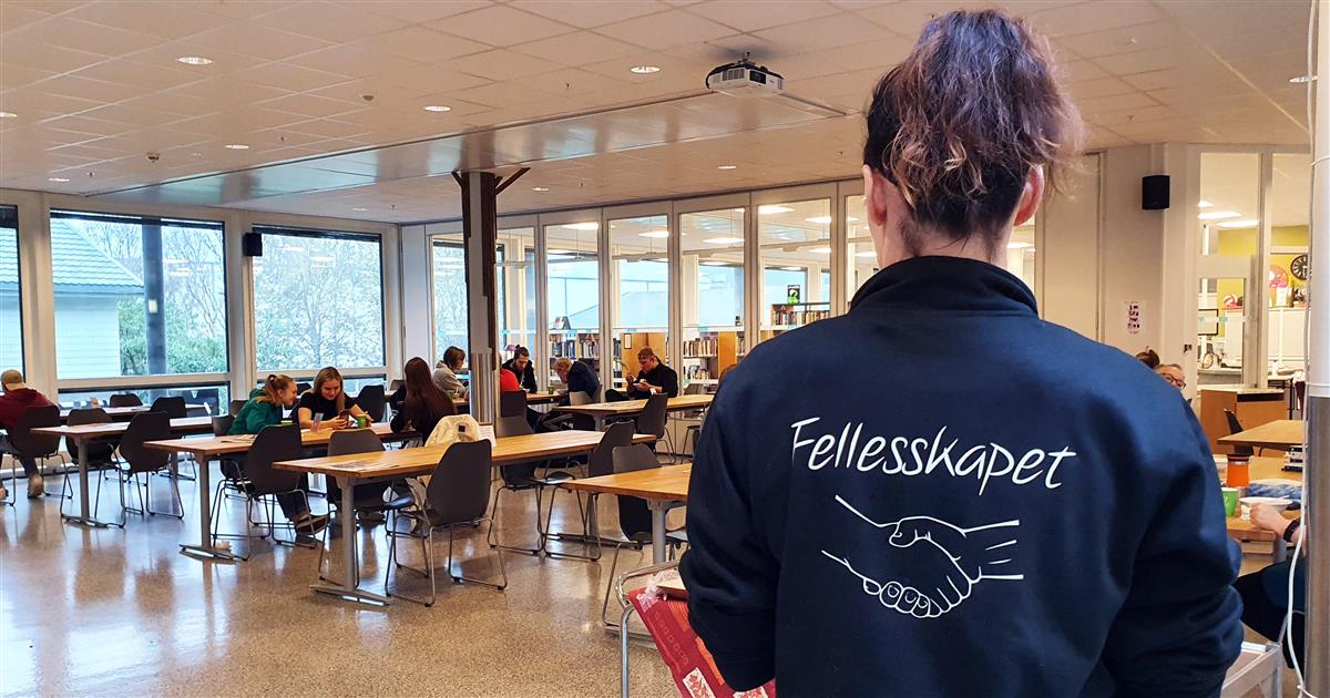 Elever spiser middag i kantina på Åpen skole - Klikk for stort bilde